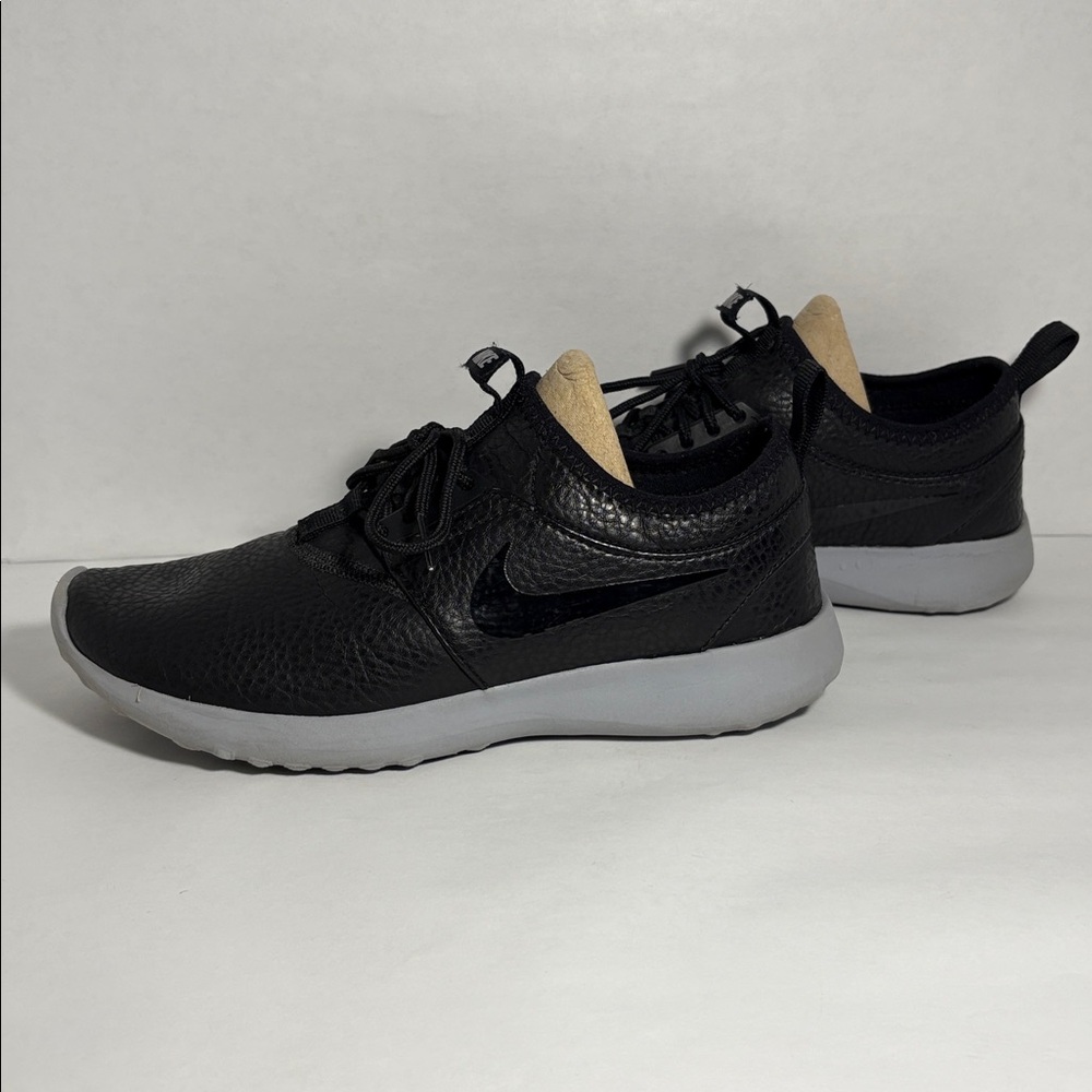 Nike women sleek black comfortable size 7